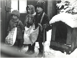 Children_carolers_small